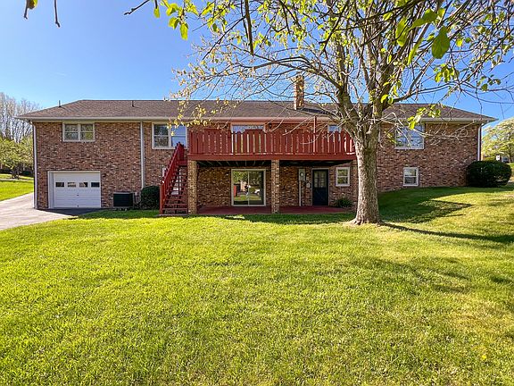 3rd image of 975 Carson Dr
