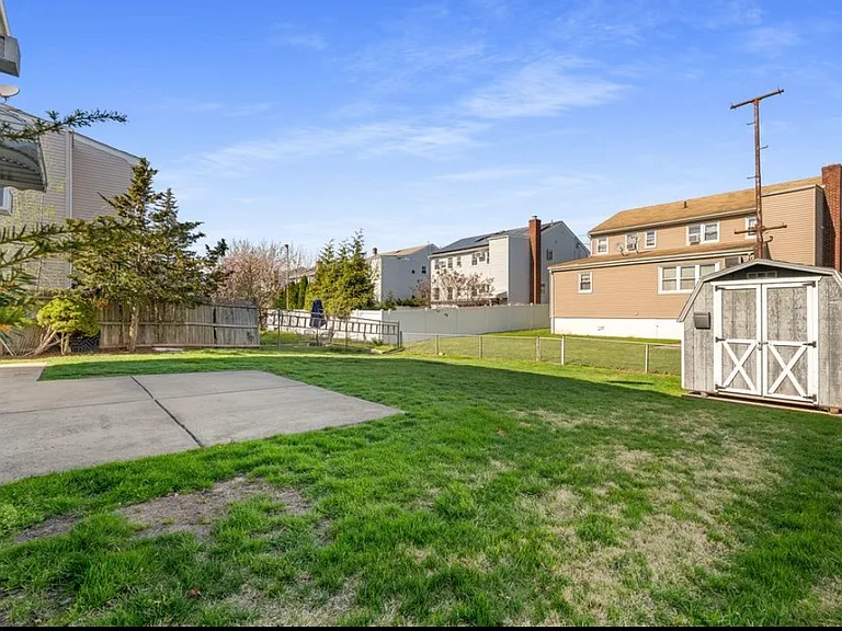861 Hobson St — Photo 13