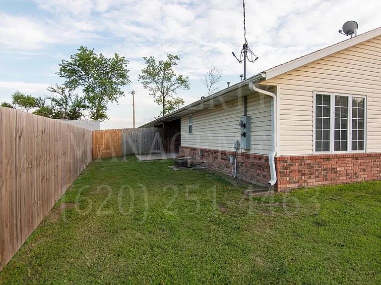 813 Shawnee St — Photo 6