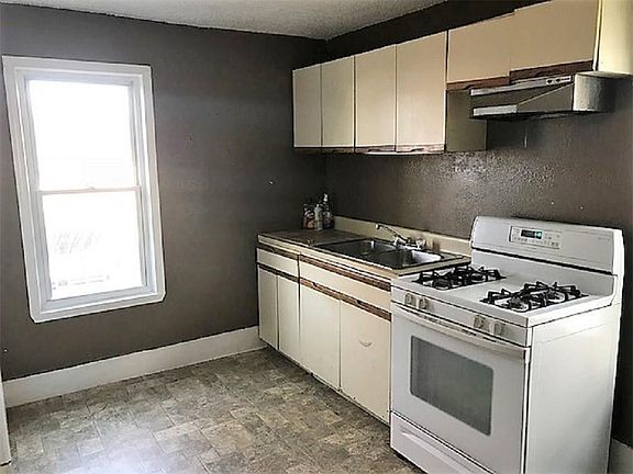 3rd image of 907 East Ave