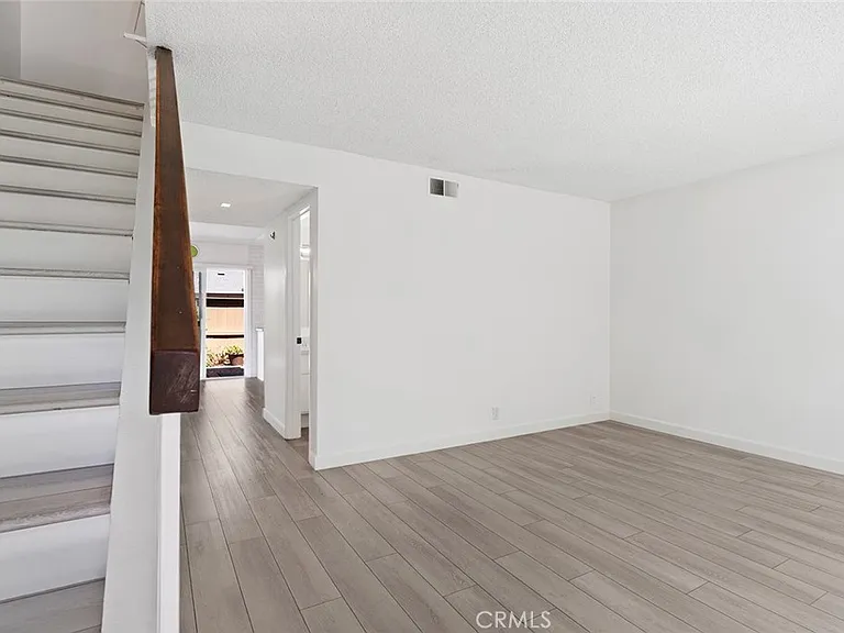 17 Hollowglen — Photo 3