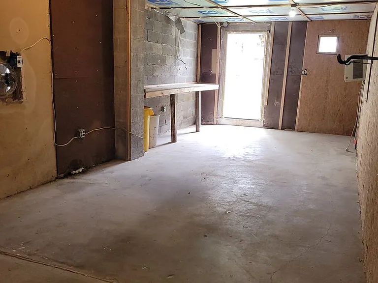 565 W Market St — Photo 6