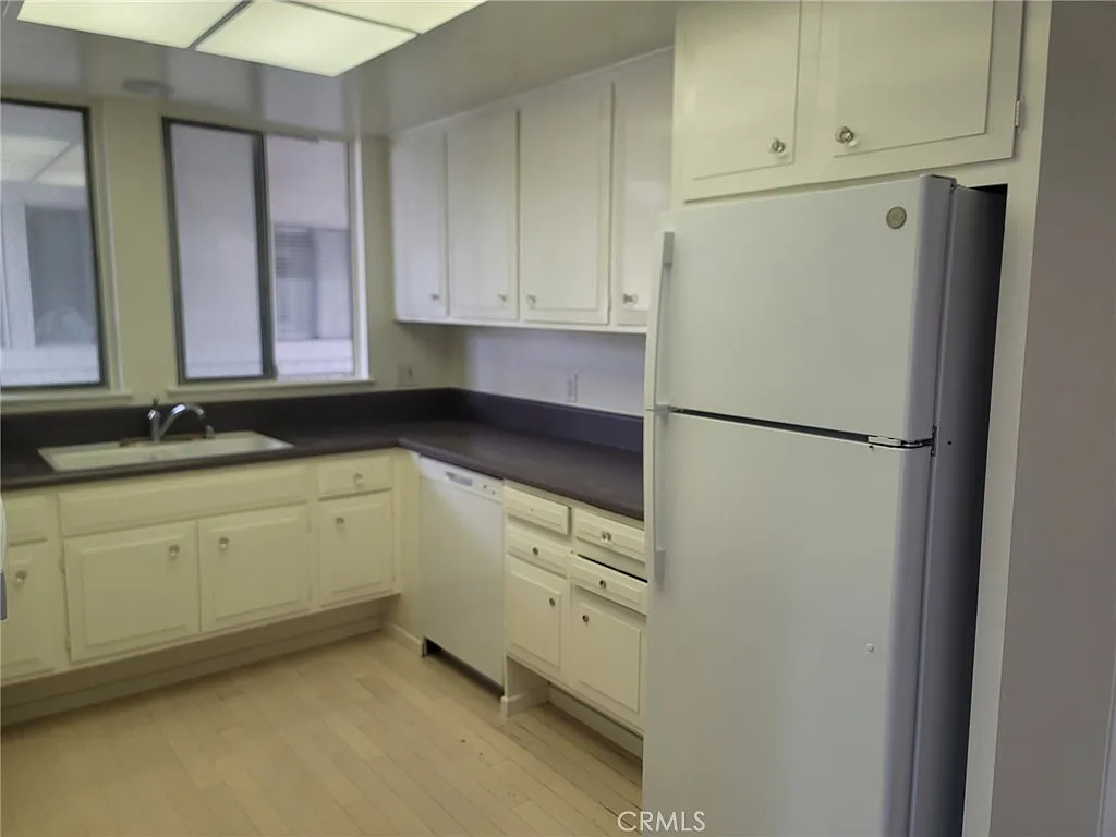 2 bed, 1040 sqft, $2,500 — Photo 3