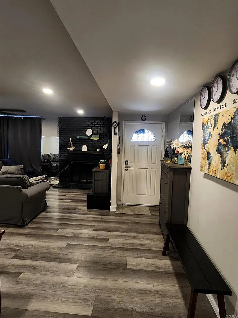 2 bed, 1.5 bath, 1100 sqft, $4,500 — Photo 2
