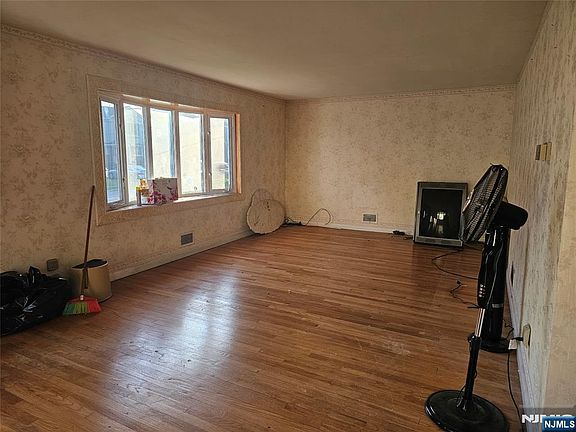 2nd image of 138 Madison Ave