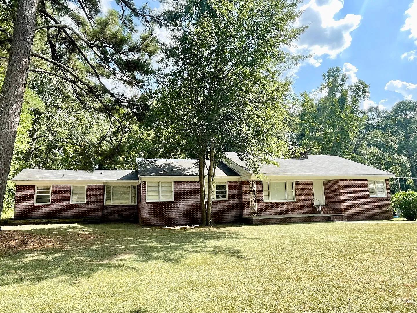 Large 4 Bedroom/ 3 Bathroom House for Rent in Brandon 042! — Photo 1