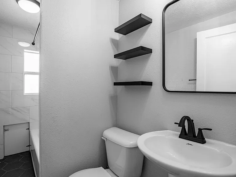 2401 Dartmouth Ave N #B — Photo 22