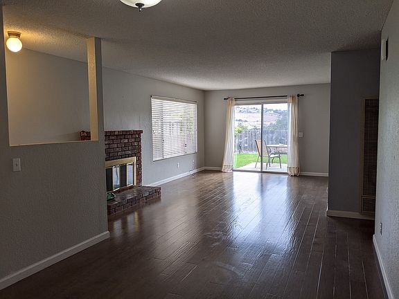 4th image of 752 Panorama Dr