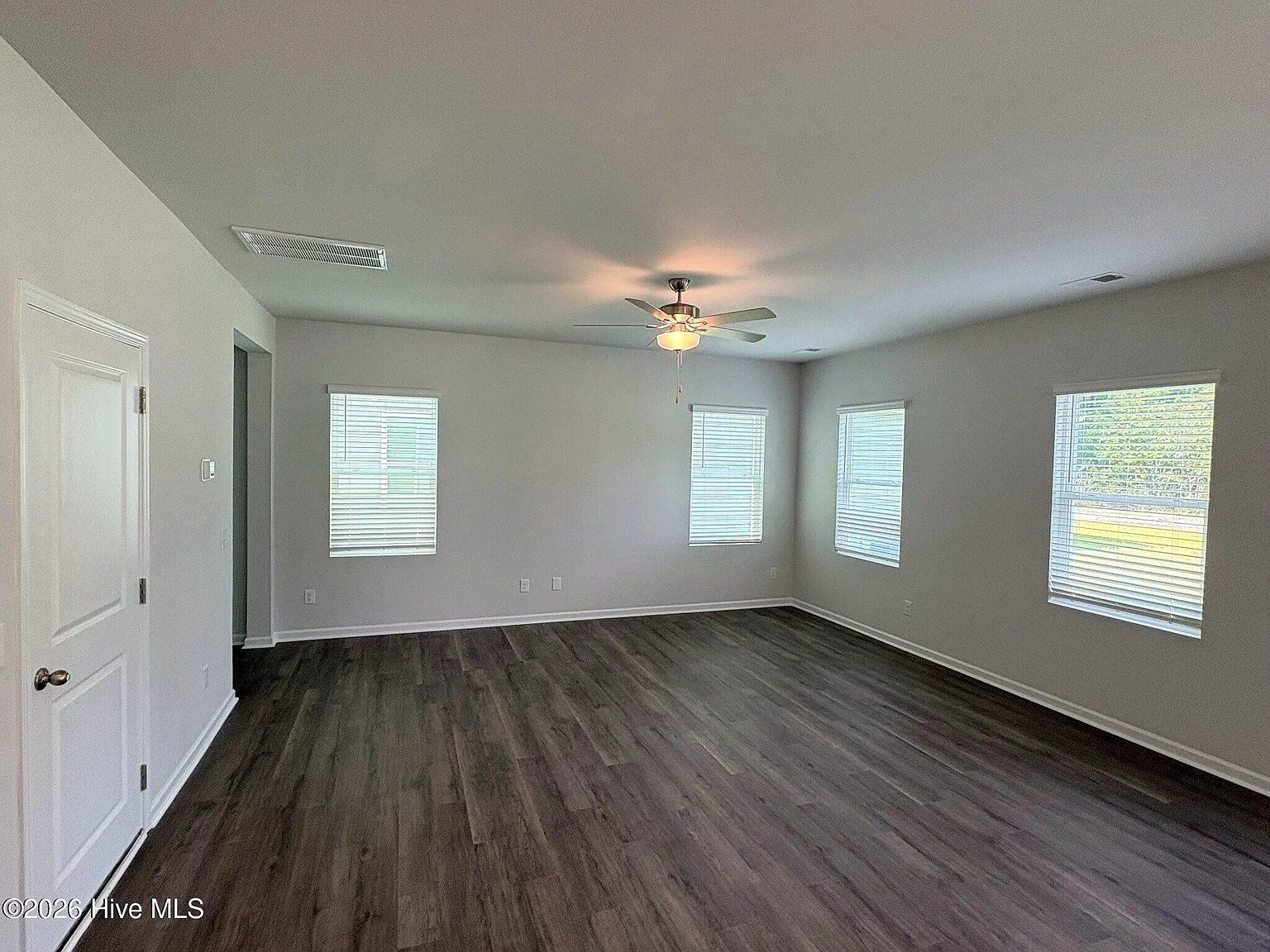 3 bed, 2.5 bath, 1889 sqft, $1,895 — Photo 4