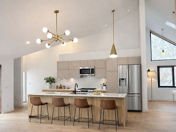 4th image of 27 S Valley Rd