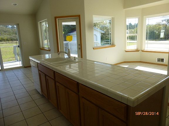 3rd image of 300 Canal Dr NE