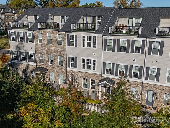 3rd image of 2560 Deacon Ave