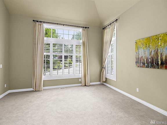 4th image of 926 233rd Ave NE