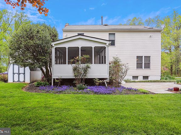 4th image of 18565 Queen Elizabeth Dr