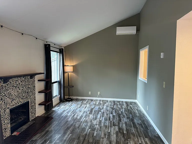 405 Stonewood Dr — Photo 3