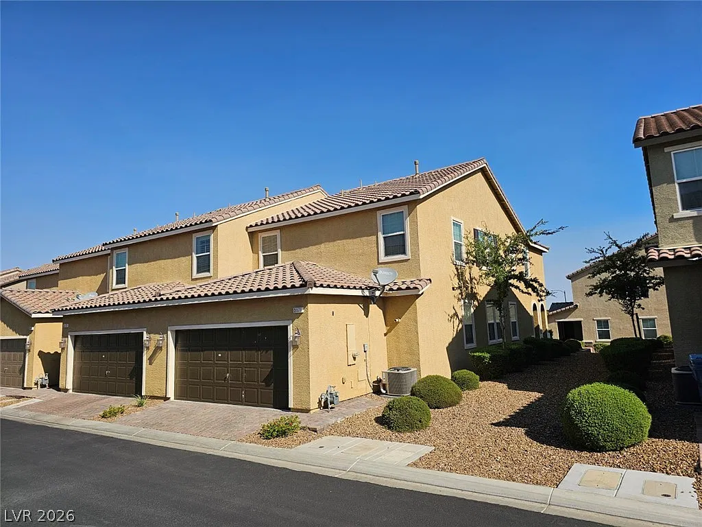 3 bed, 2.5 bath, 1842 sqft, $2,195 — Photo 2