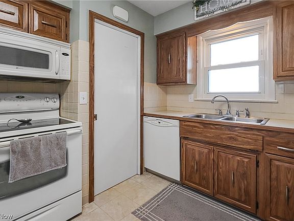 3rd image of 6580 Monterey Dr