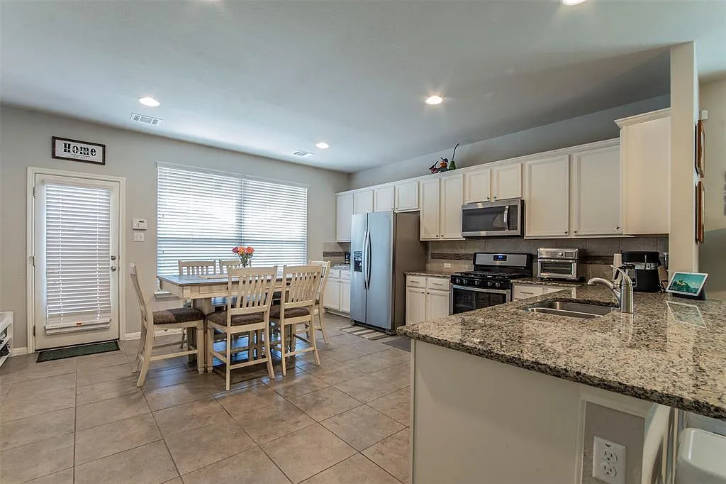 3 bed, 2.0 bath, 2031 sqft, $2,200 — Photo 4