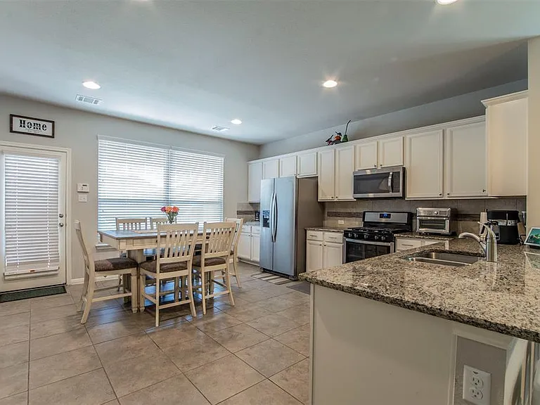 352 S Brook Dr — Photo 4