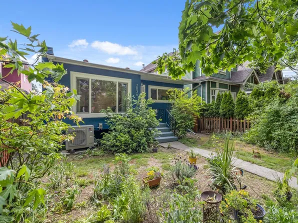 2036 E Broad Way, Vancouver, BC V5N 1W7