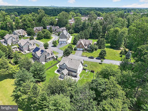 3rd image of 10 Kenmore Ln