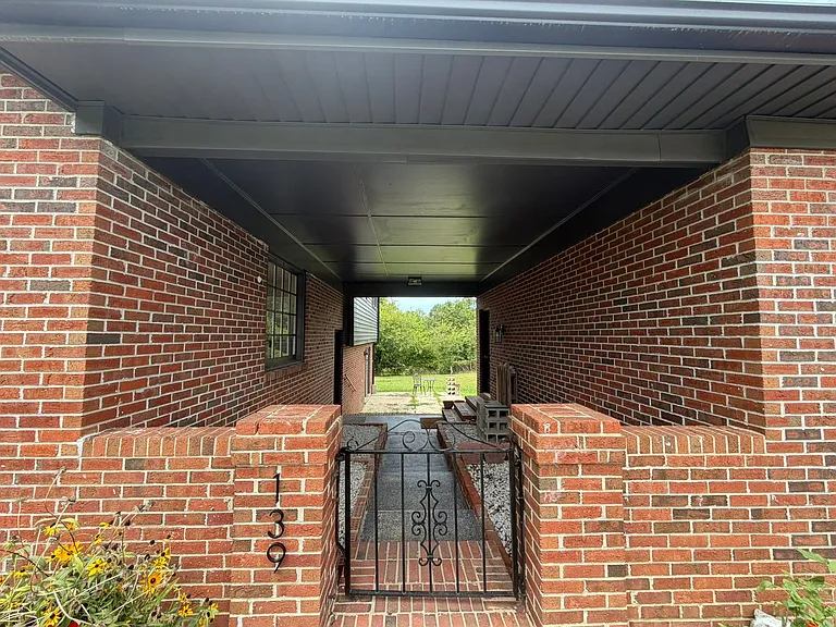 139 N Ingleside Dr — Photo 2