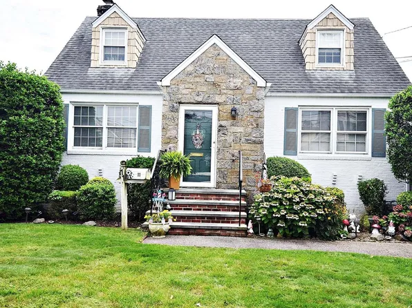 11 Dorothy Place, Lynbrook, NY 11563