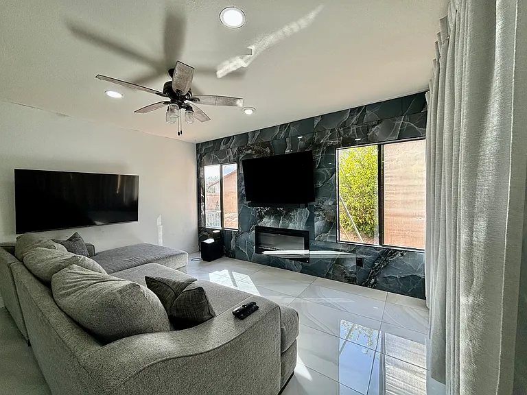 5544 E Kelton Ln — Photo 3