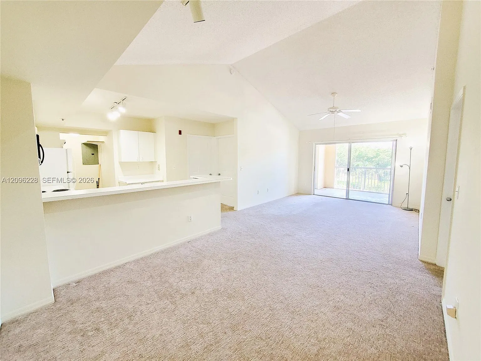 Royal Grand Condo — Photo 1