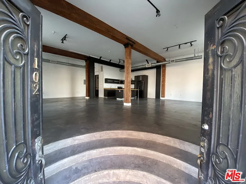 1 bed, 1.0 bath, 1210 sqft, $3,646 — Photo 3