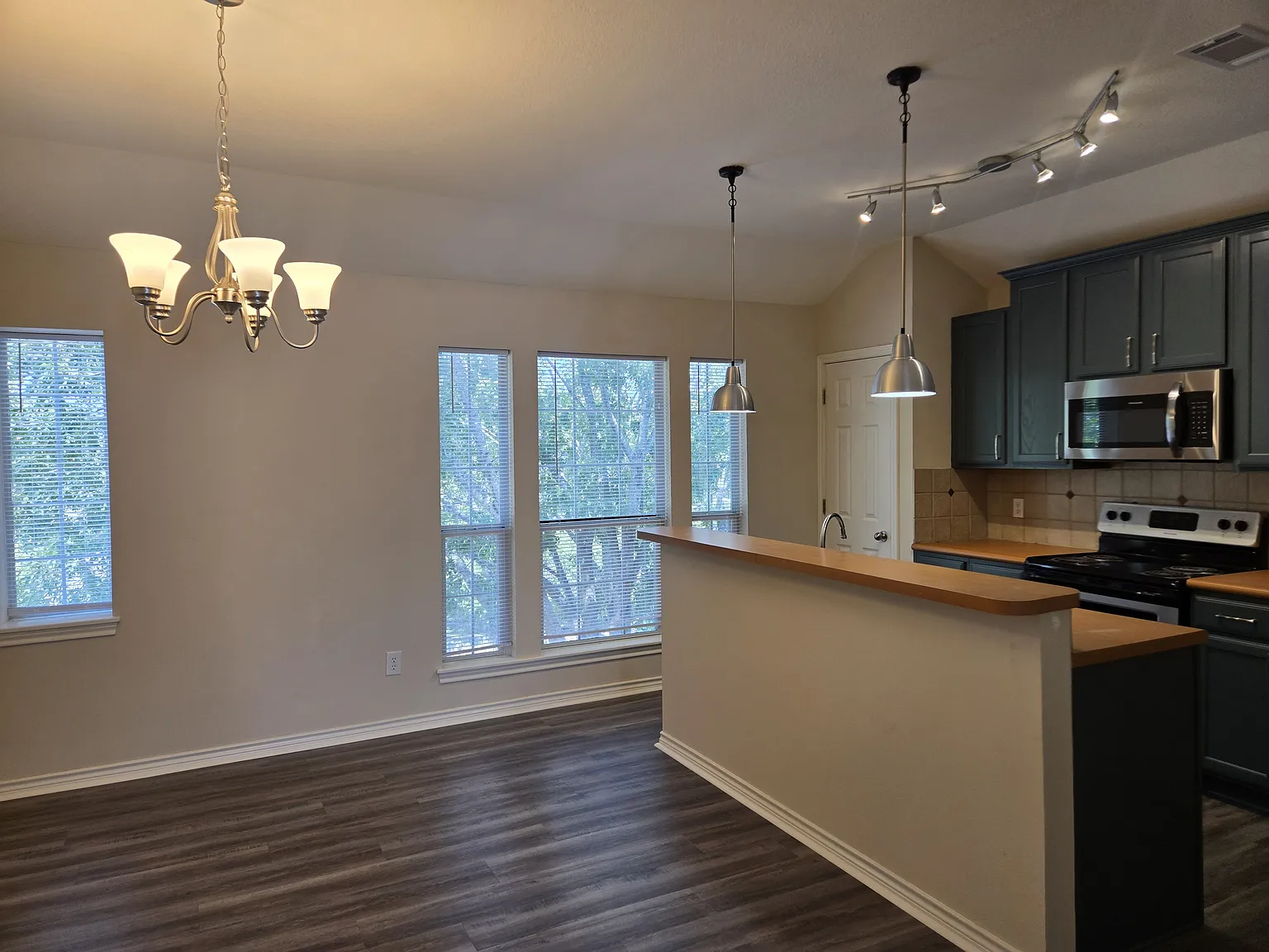 2 bed, 1365 sqft, $1,430 — Photo 4