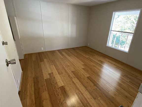 2nd image of 260 Oriole Dr