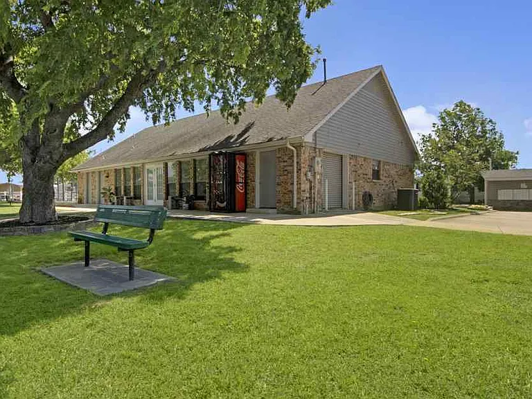 1001 Hummingbird Dr — Photo 1