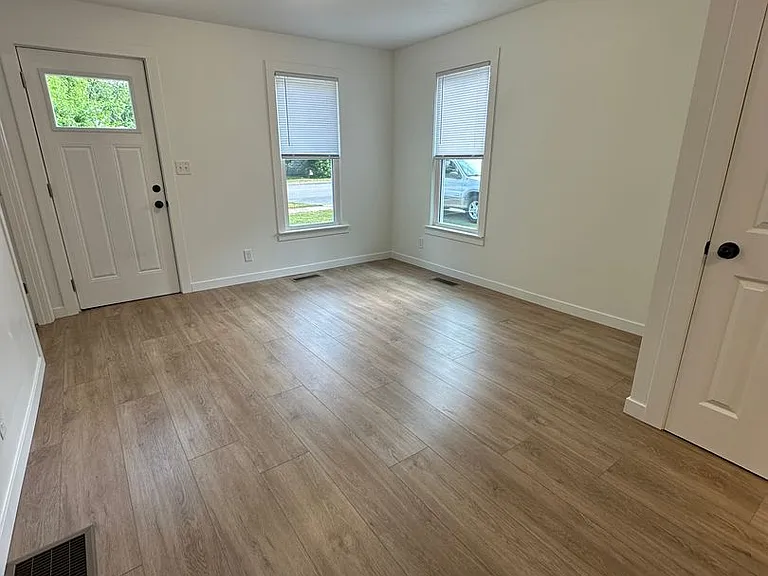 404 W Oakridge Ave — Photo 2