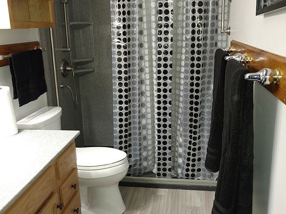 Main bath w/ walk in shower