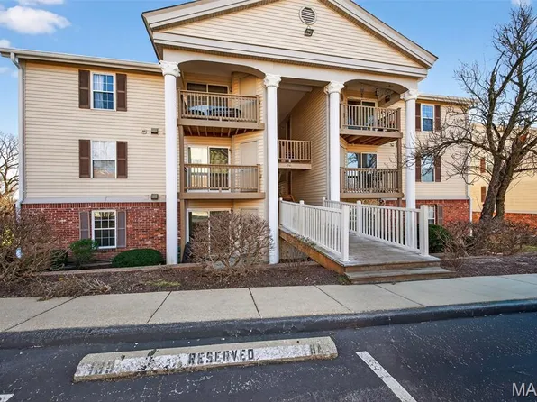 741 Ridgeside Dr APT B, Ballwin, MO 63021