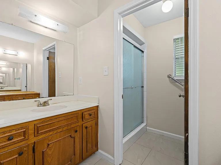 120 Texas Ave — Photo 20