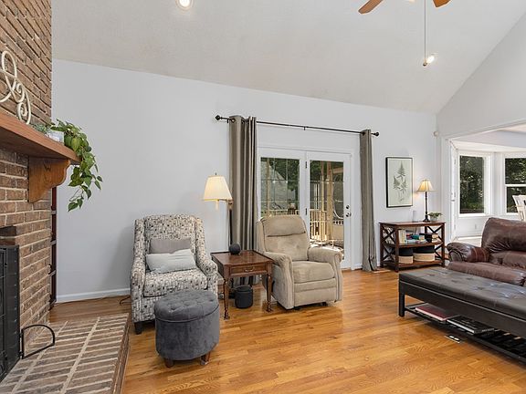 4th image of 104 Planters Ct