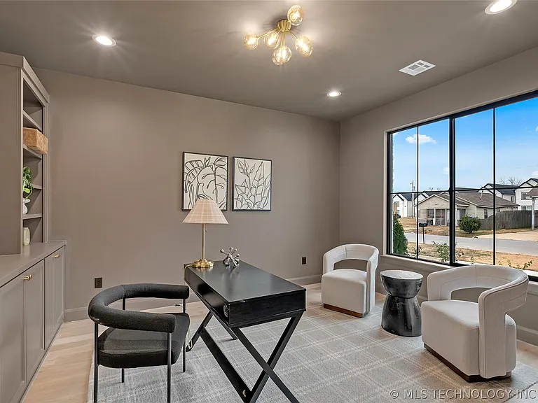 515 W El Paso St — Photo 59