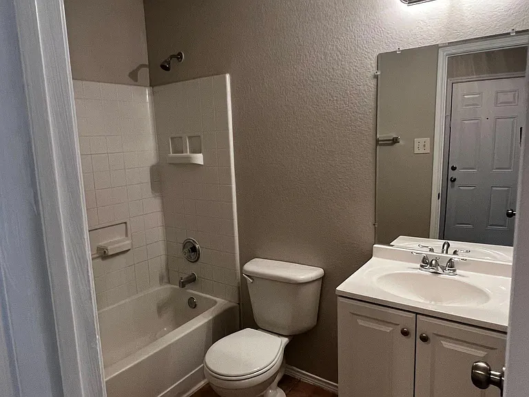 1601 Hedgewood Trl — Photo 15