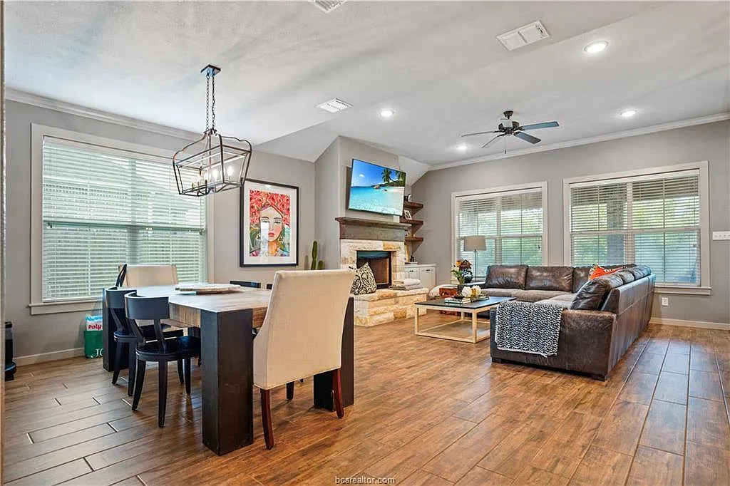 4 bed, 2406 sqft, $3,250 — Photo 2