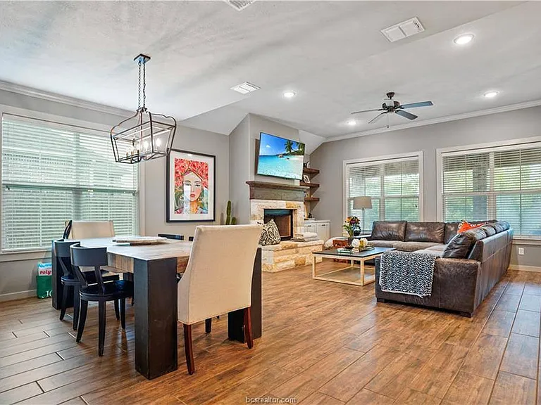 2711 Talsworth Dr — Photo 2