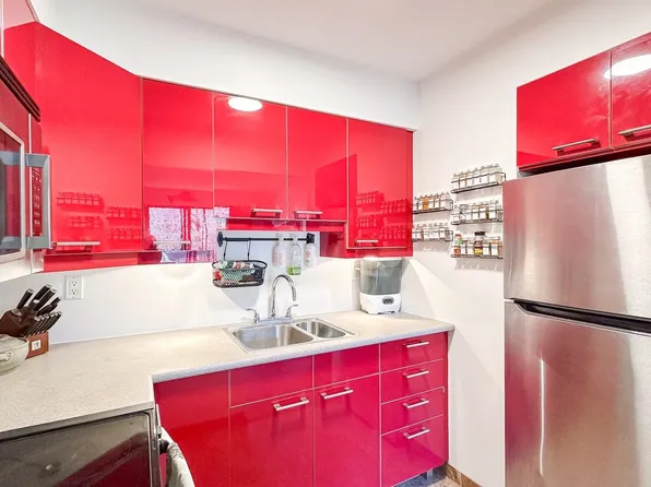 2080 Maple St #202, Vancouver, BC V6J 4P9