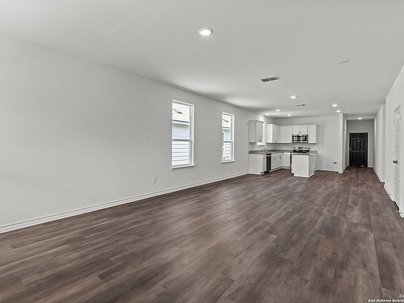 3rd image of 805 Heartseed Avenue