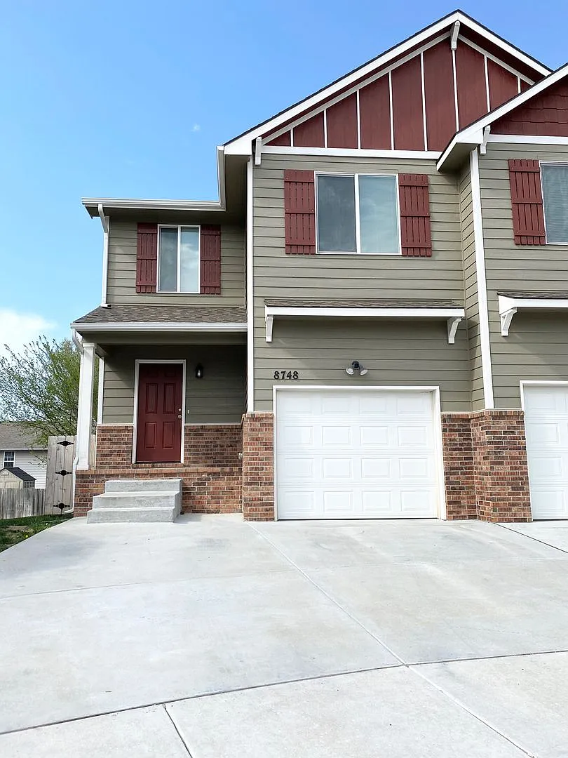 Luxury Townhomes — Photo 1