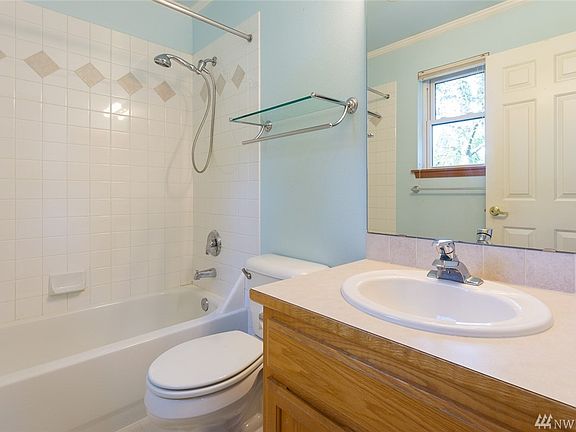 5th image of 918 NE 172nd Pl