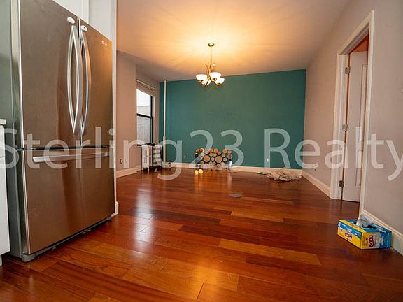 3rd image of 2304 Crescent St APT 2A