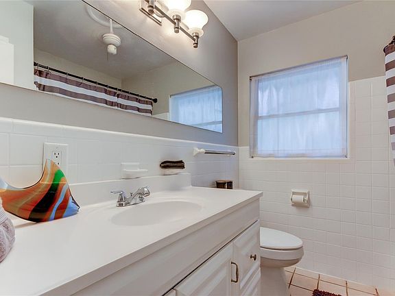 4th image of 1411A Sunset Dr