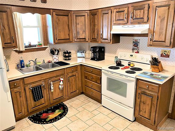 4th image of 2542 Cumings Ave