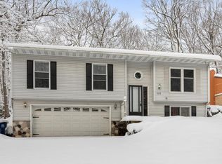 121 Parkway Dr, Slinger, WI 53086